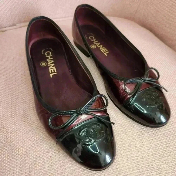 CHANEL Authentic CC Burgundy + Black Patent Leather Bow Ballet Flats Size 5 | 35 - Picture 1 of 11